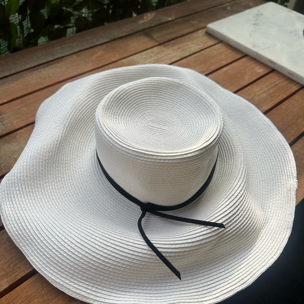 White Wide-Brim Sun Hat